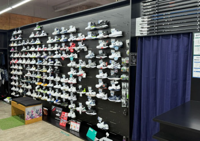 施工事例　シューズ壁面什器